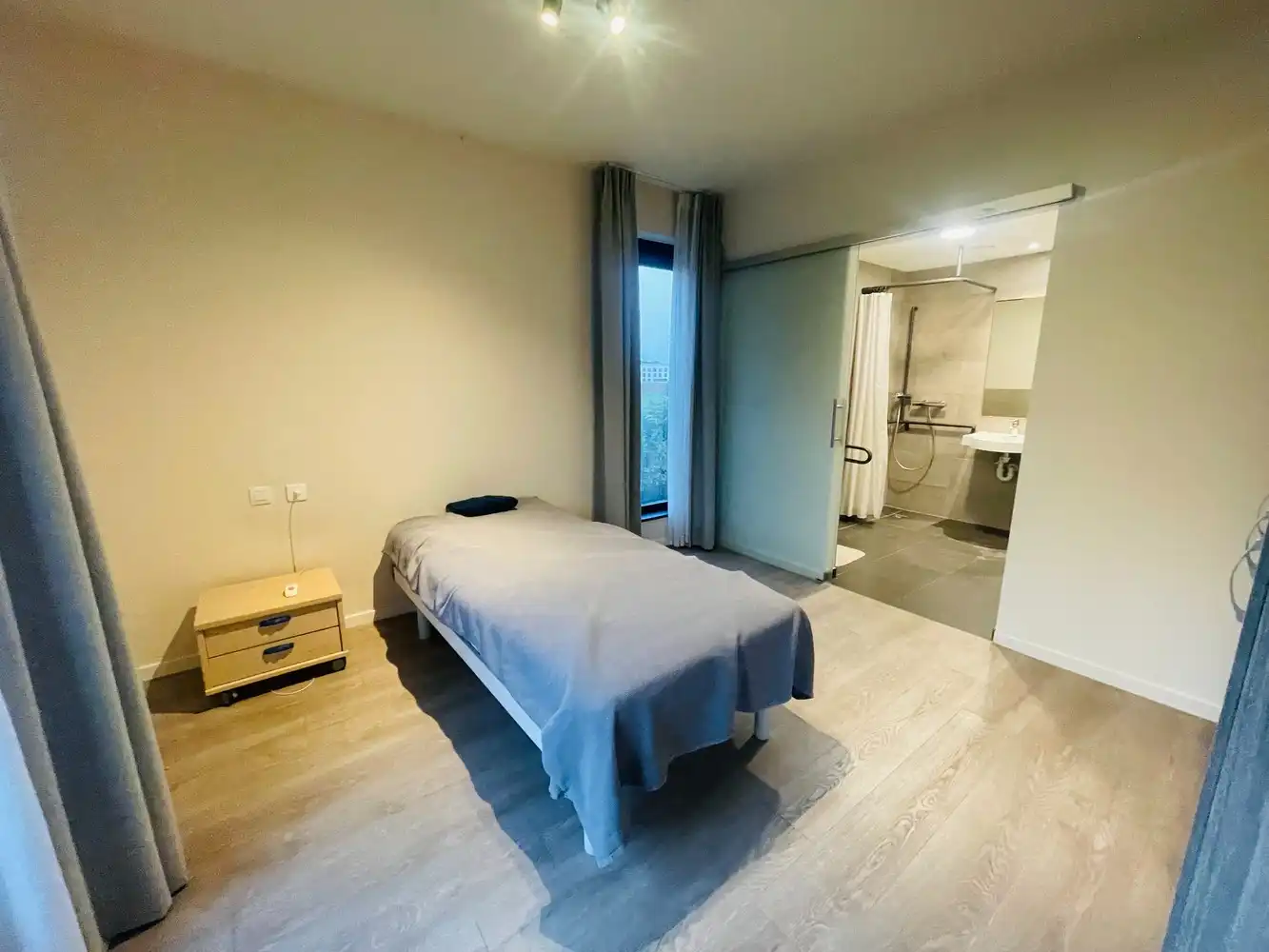 Brugge  SERVICE FLAT - BRUGGE - inclusief woon- en dienstcomponent foto 9