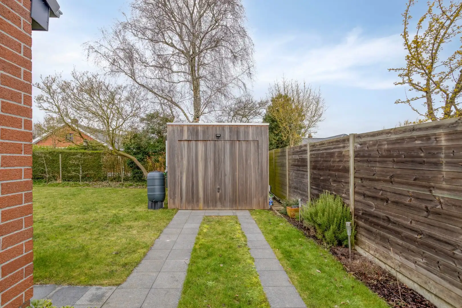 Open bebouwing met mooie tuin en 2 garages op topligging! foto 21