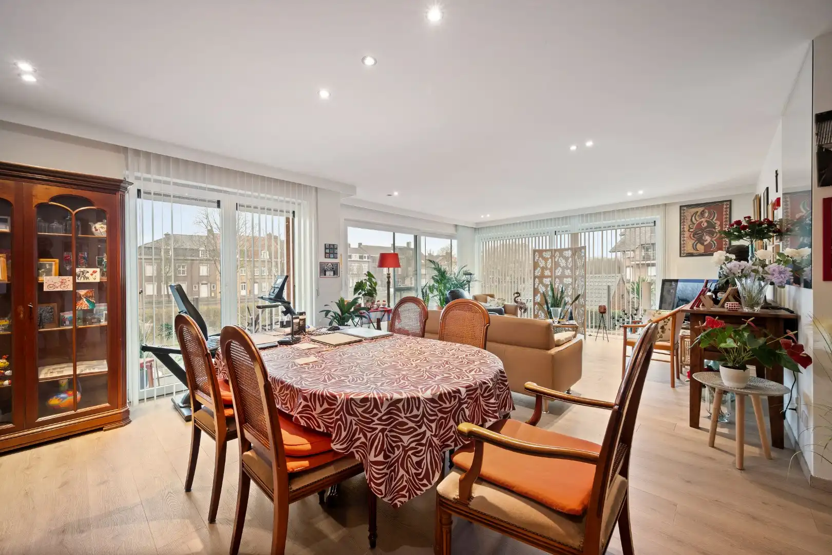 Instapklaar appartement met 2 slaapkamers, badkamers, terrassen én garage in Ieper foto 2