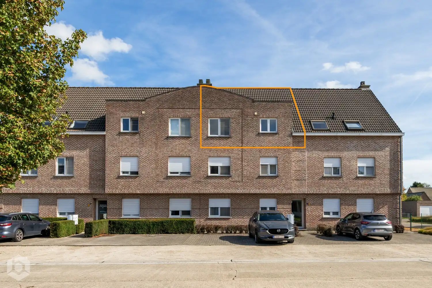 Instapklaar appartement met 2 slpkrs, riant terras en garage foto {{pictureIndex}}