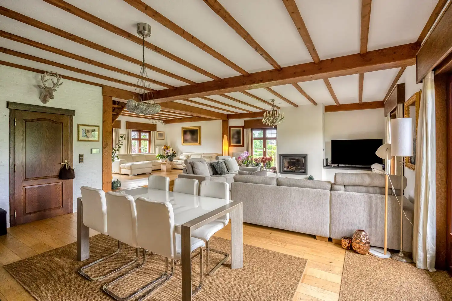 Statige en uitzonderlijk ruime woning op prachtig perceel met uniek groen uitzicht foto 4