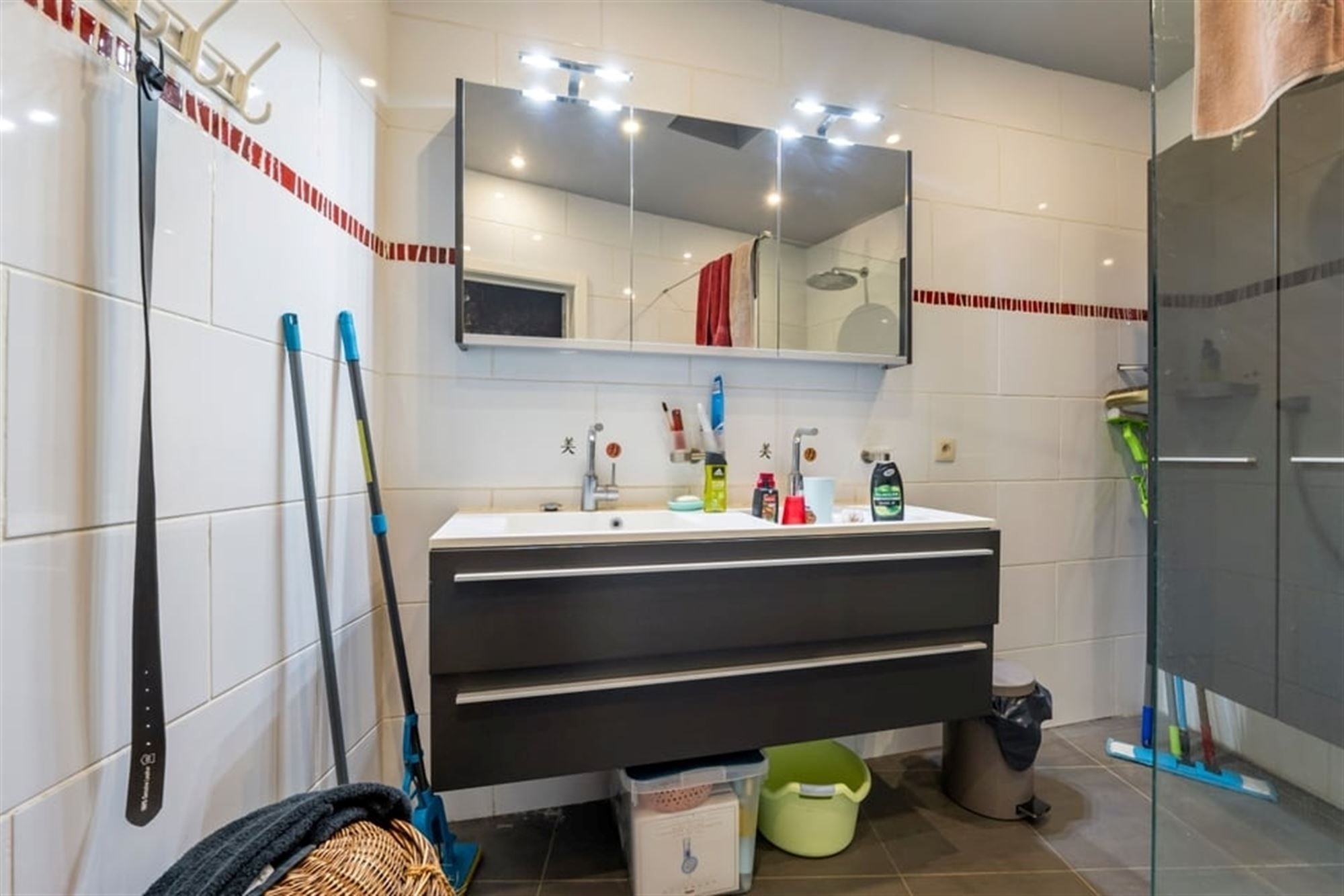 RUIME GEZINSWONIG MET VEEL POTENTIEEL EN EEN RUIME GARAGE IN SINT-TRUIDEN  foto 22