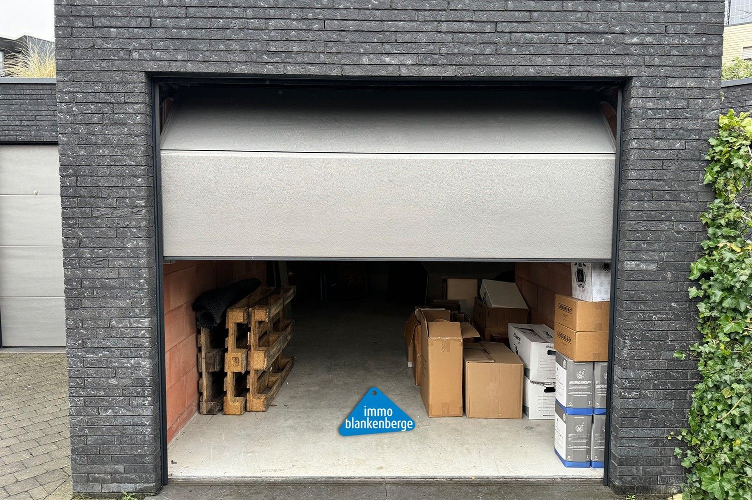 Gelijkvloerse garagebox in afgesloten garagecomplex foto 3