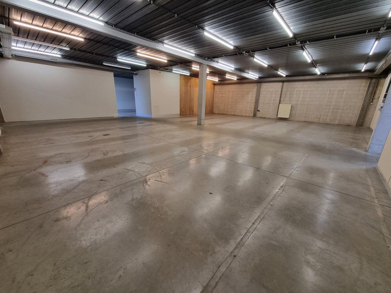 Kantoorgebouw met magazijnruimte, bruto vloeropp 1770 m² op een perceel gelegen van 49a85ca. foto 13