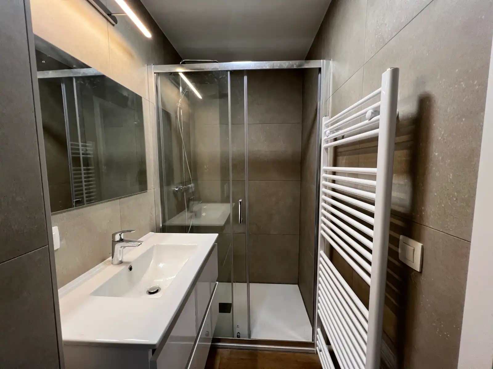 Volledig gerenoveerde studio op uitstekende locatie te huur foto 7