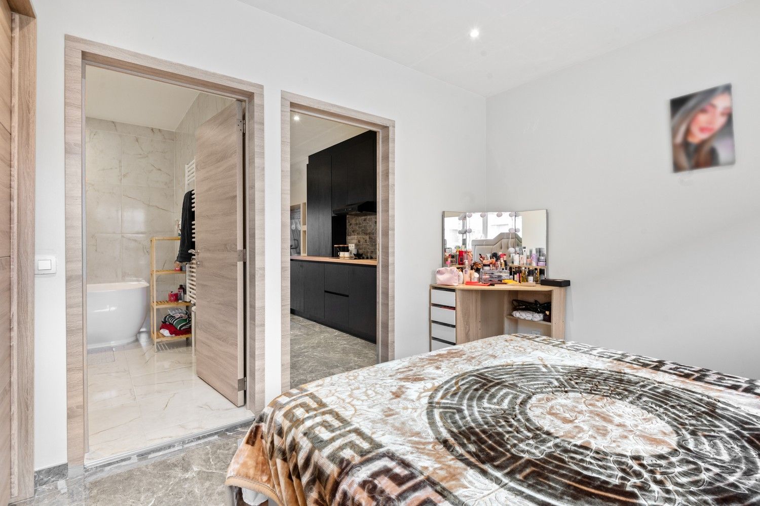 Ruime woning met studio, terras en tuin te koop in Wommelgem! foto 4