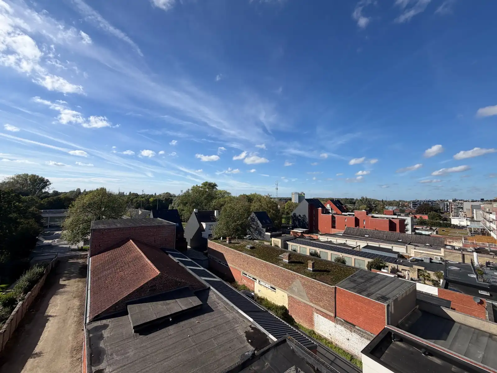 UNIEK DUPLEXAPPARTEMENT MET 2 RUIME TERRASSEN, AUTOSTAANPLAATS EN PRACHTIG UITZICHT OP DE MARKT VAN DEINZE! foto 5