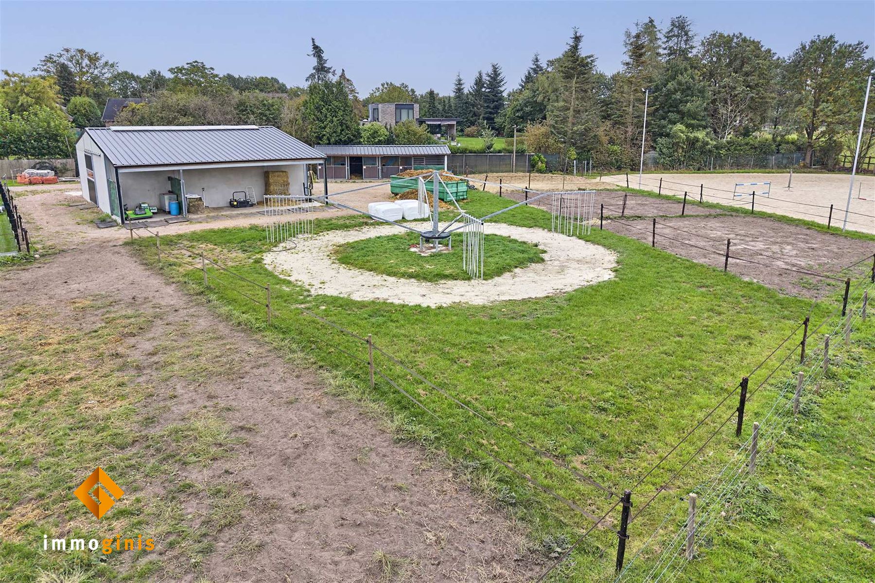 Ruime gerenoveerde woning met paardenfaciliteiten op een perceel van 71a44ca. foto 26