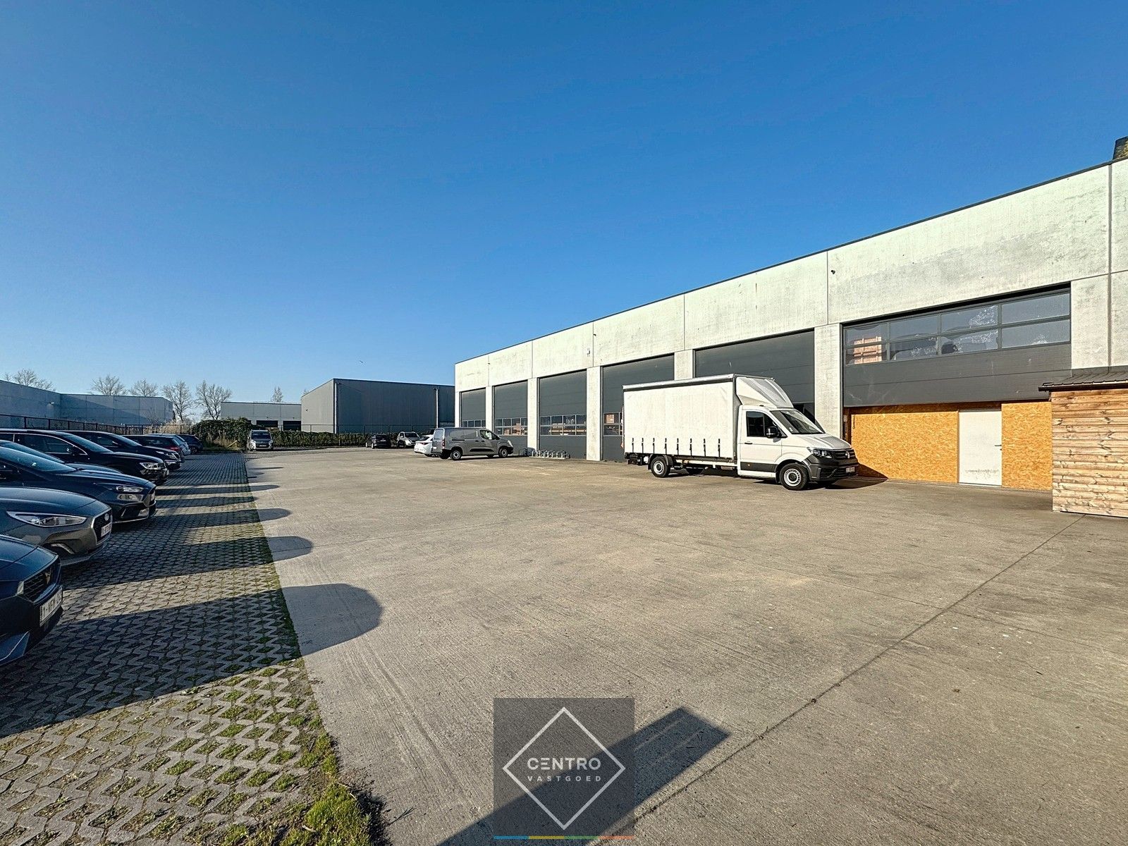 Goed geïsoleerd en verwarmd BEDRIJFSGEBOUW, bestaande uit MAGAZIJN (1.070m2) met KANTOREN en randaccomodatie (770m²)  en 30-tal private parkeerplaatsen op het terrein. Vlak aan de afrit Zandvoorde (Oostende). foto 12