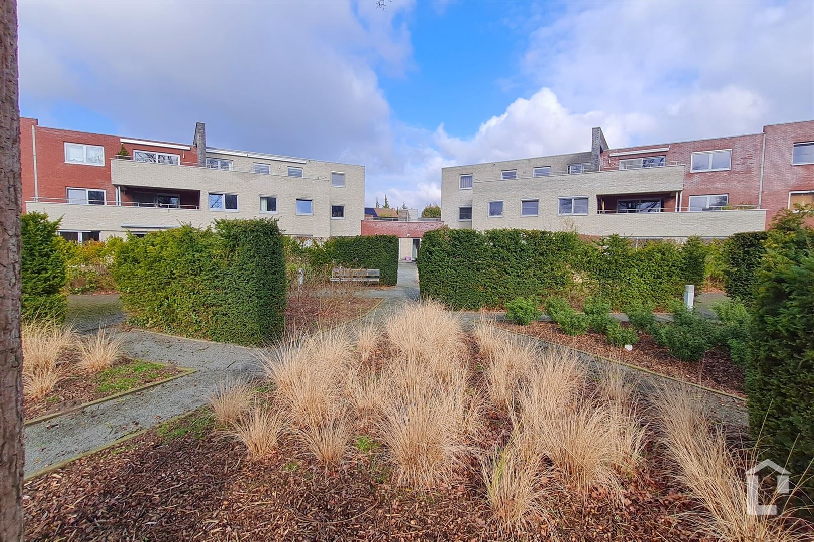 Ruim gelijkvloers appartement met eigen tuin foto 2