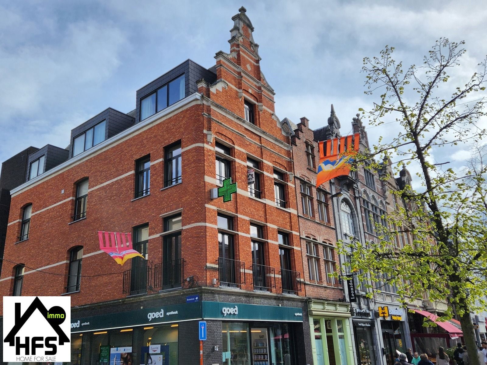 App op topligging op de Ijzerenleen met zicht op de historische gebouwen en Sint Rombouts toren foto {{pictureIndex}}