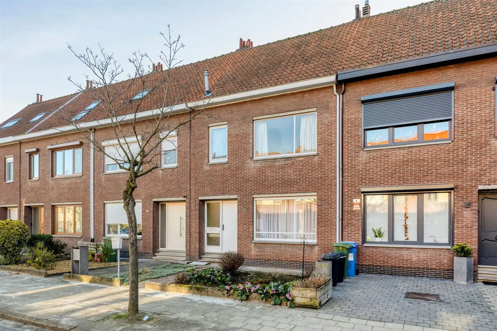 Woning in rusige woonwijk met aparte garage foto 3