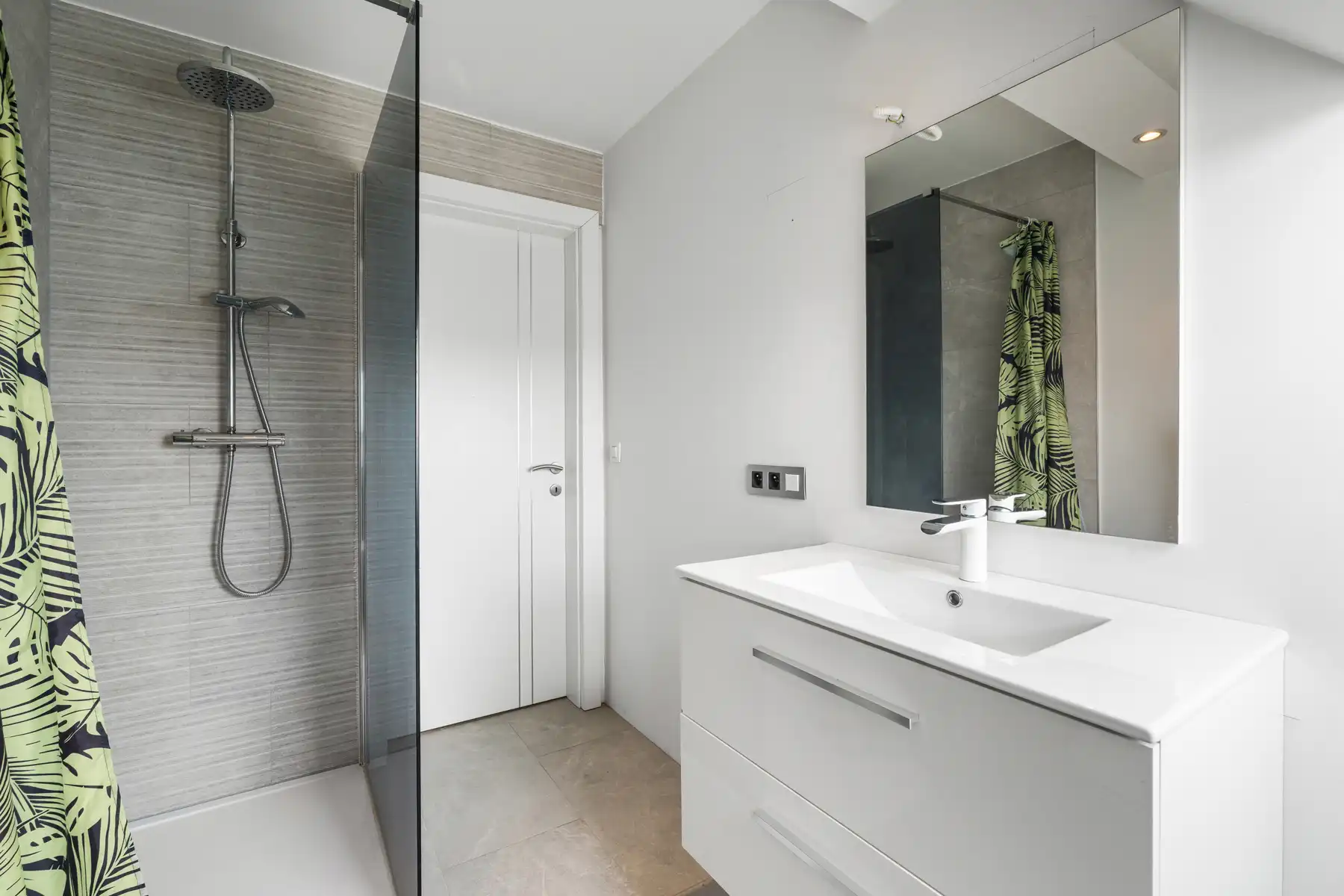 Verrassend ruime grotendeels al gerenoveerde woning, 4 slpks foto 16