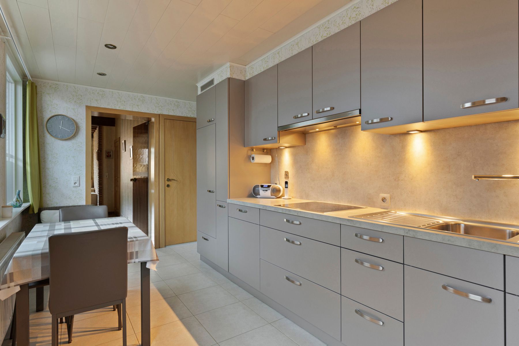 Instapklare centrumwoning met garage en autostaanplaats.  foto {{pictureIndex}}
