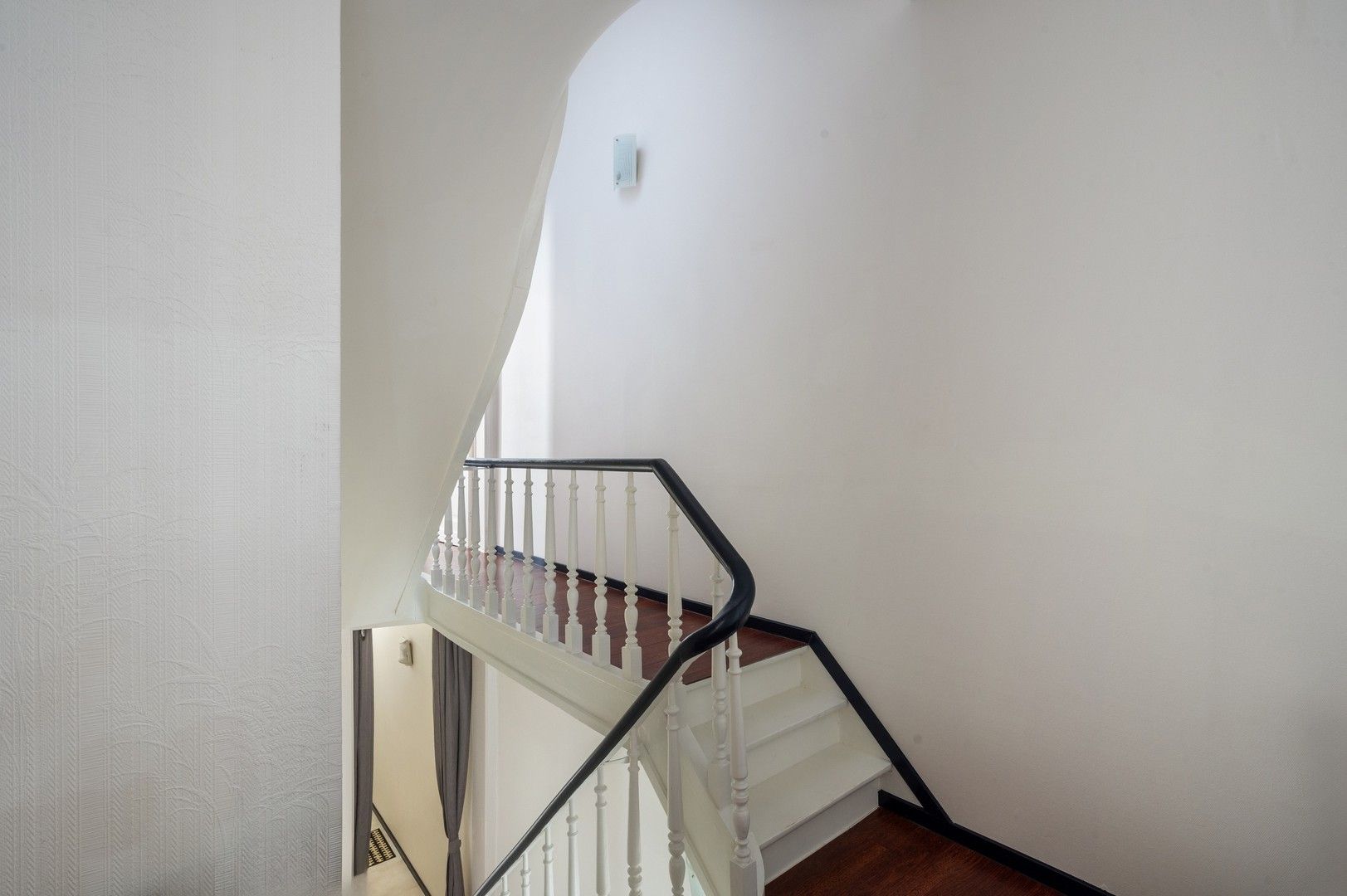 Centraal gelegen energiezuinige gezinswoning met 3 kamers op unieke ligging in het hart van Ieper foto 9