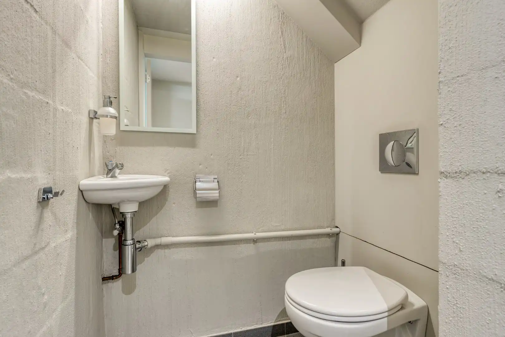 Instapklaar handelspand met ruime kelder en voldoende parking in het centrum van Geel ! foto 24