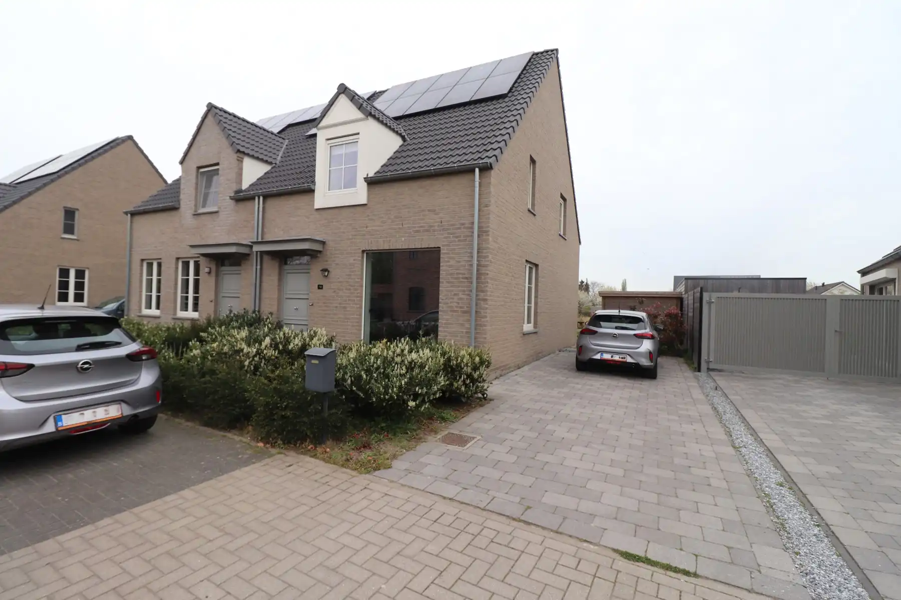 Een recente energiezuinige woning met 3 slaapkamers en tuin.  foto {{pictureIndex}}