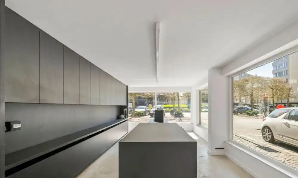 Commercieel topadres op één van de gezelligste pleinen van de kust! foto 3