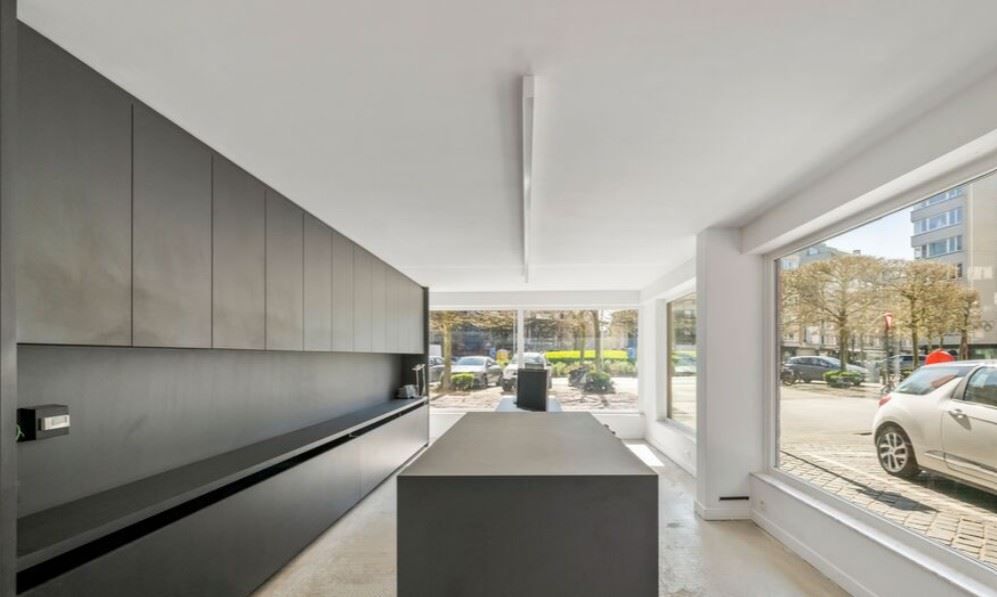 Commercieel topadres op één van de gezelligste pleinen van de kust! foto 3