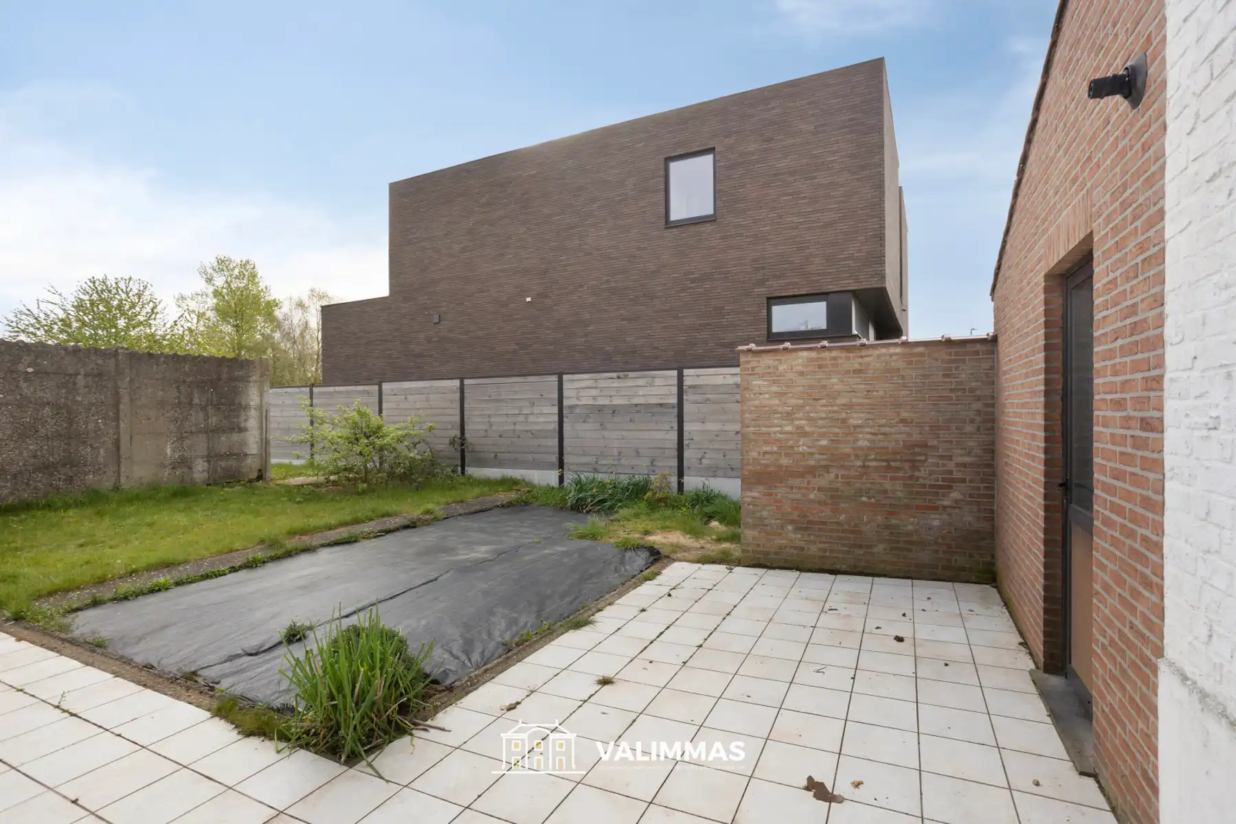 Een driegevelwoning met garage en grote tuin, op ± 26 are ! foto 17