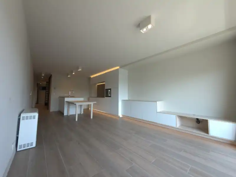 MOOI GERENOVEERD APPARTEMENT MET CENTRALE LIGGING EN DICHTBIJ DE ZEE! foto 2