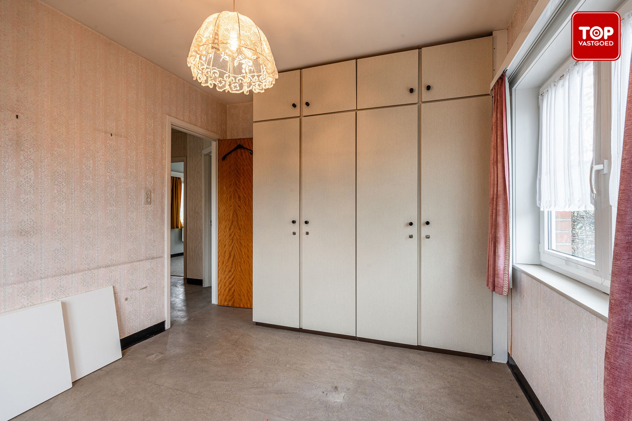 Te renoveren alleenstaande woning met 4 Slaapkamers foto 14