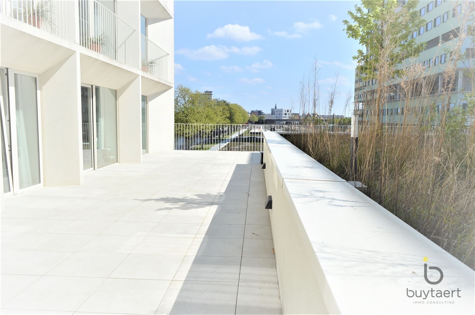 Luxe 3 slpk appartement met een gigantisch terras met zicht op het Kempisch dok. foto 16