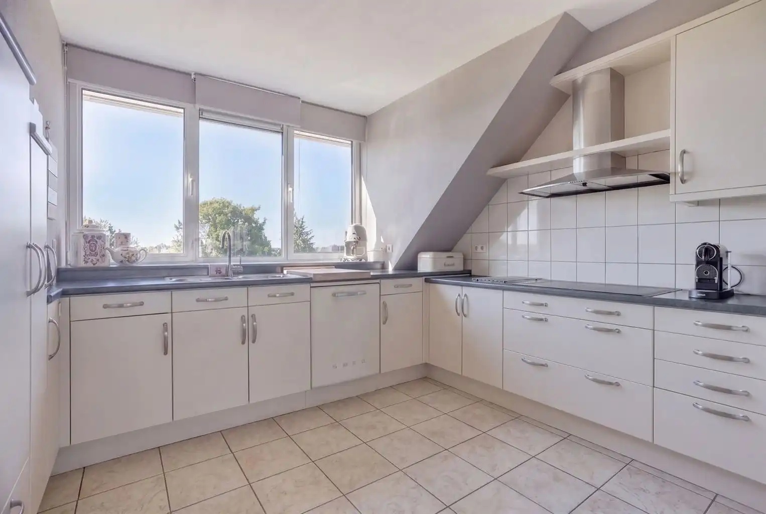 Prachtig duplexappartement met 3 slaapkamers, 2 terrassen en een inpandige garagebox, rustig gelegen op wandelafstand van het centrum van Maaseik. foto 7