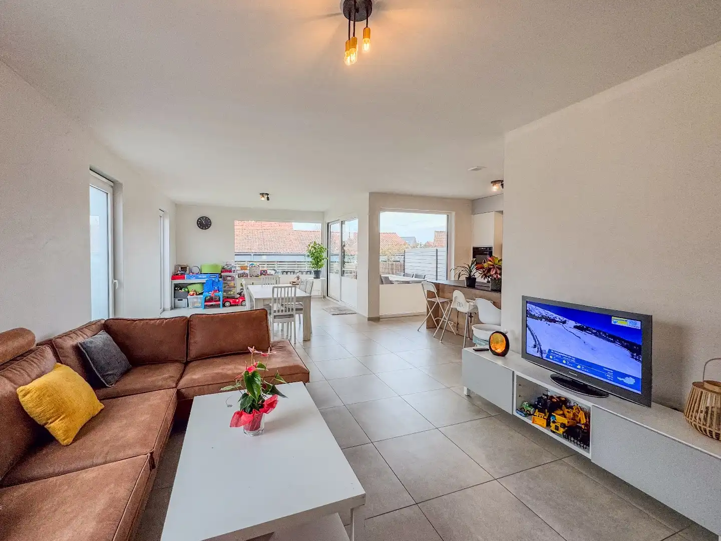 Nieuwbouwwoning met 3 ruime slaapkamers en tuin. foto 3