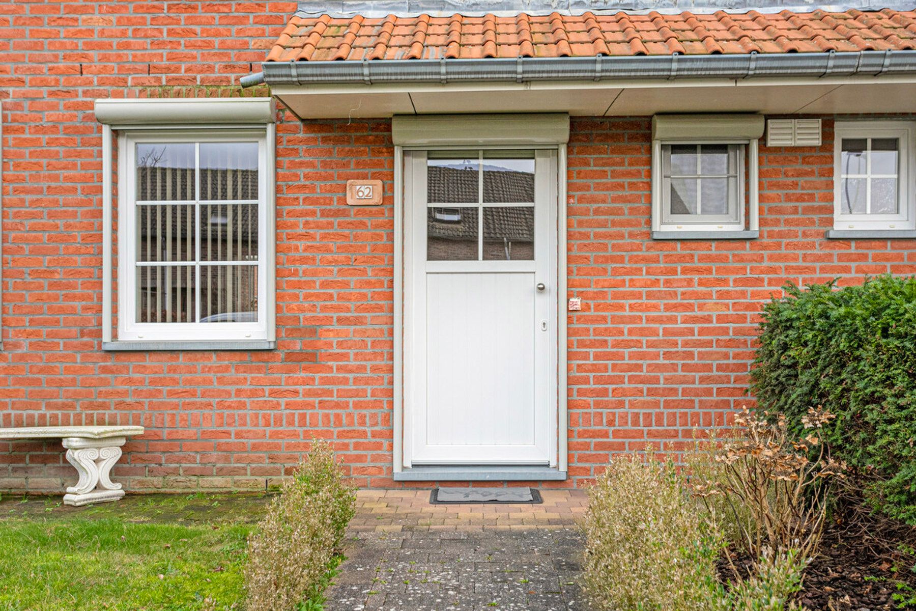 Instapklare en ruime halfopen woning met 4 slaapkamers in Genk foto 4