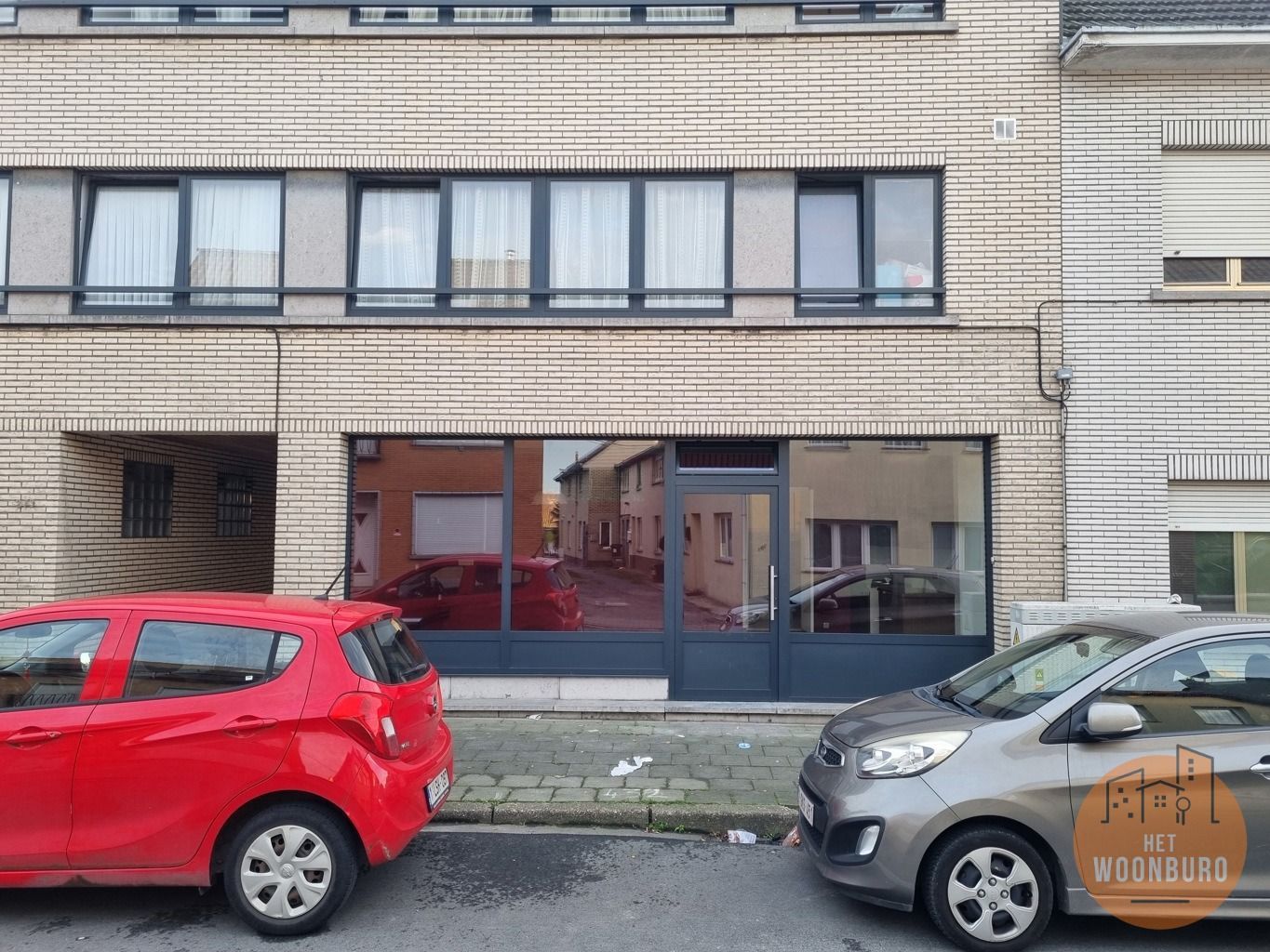 Handelsgelijkvloers  met polyvalente ruimte en bureel foto {{pictureIndex}}