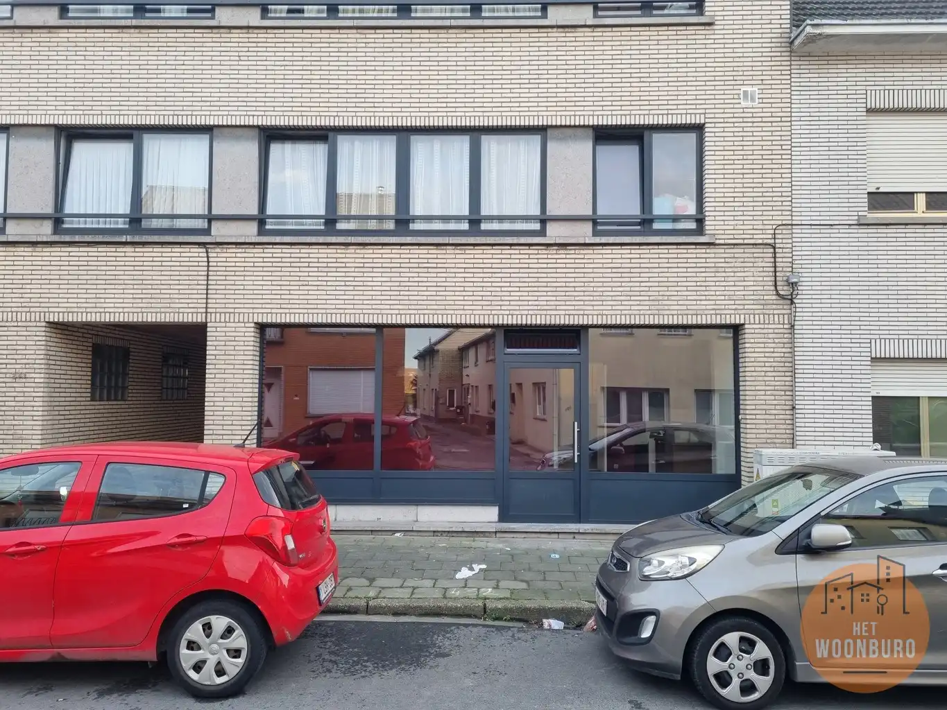 Handelsgelijkvloers  met polyvalente ruimte en bureel foto {{pictureIndex}}