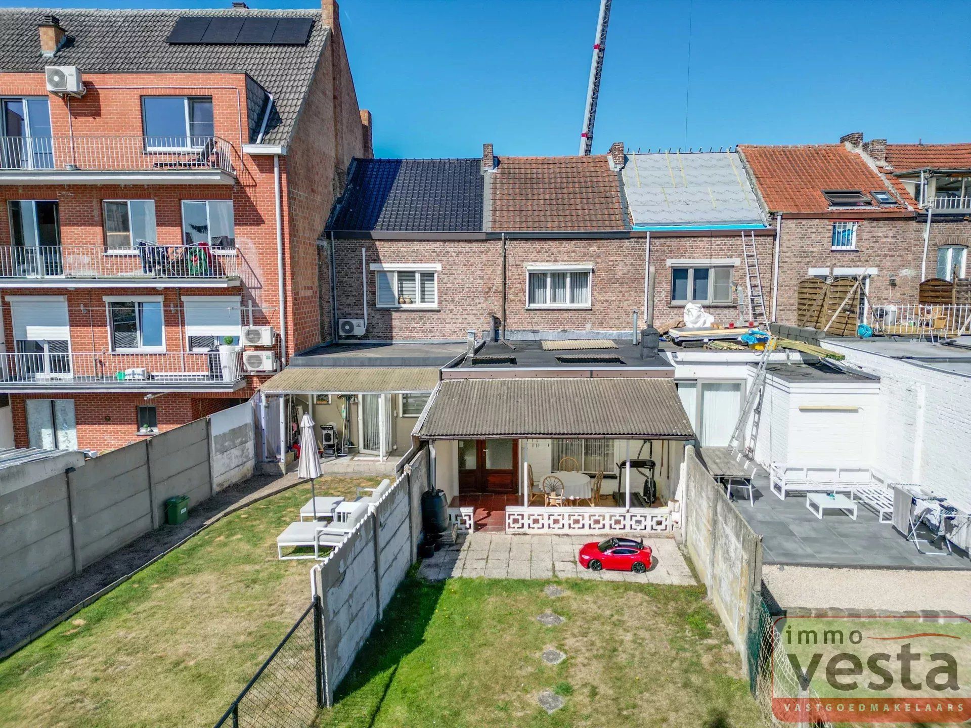 Ruime, te renoveren stadswoning met grote tuin foto 4