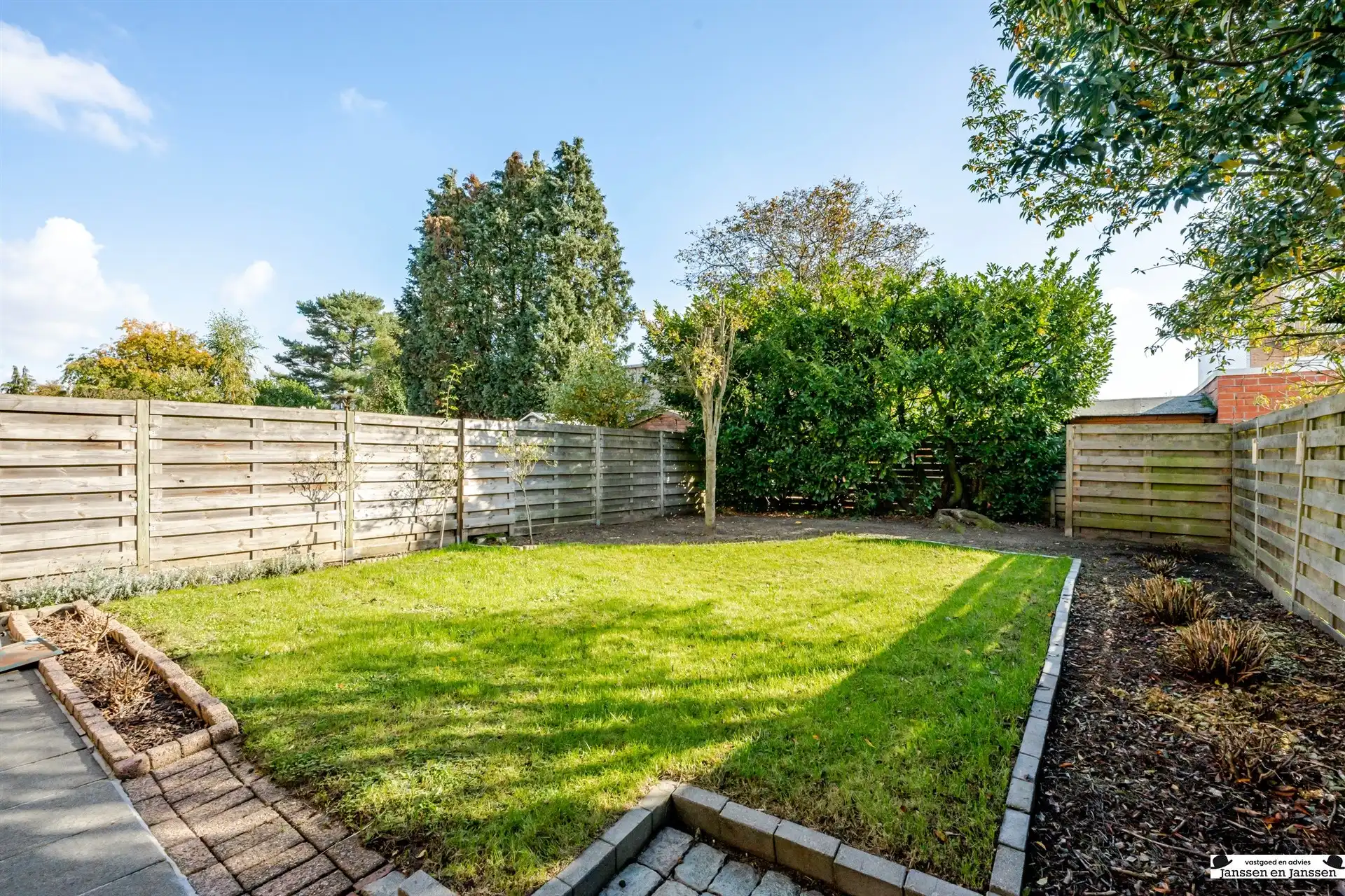 Instapklare bel-etage met 3 à 4 en twee garages! foto 19