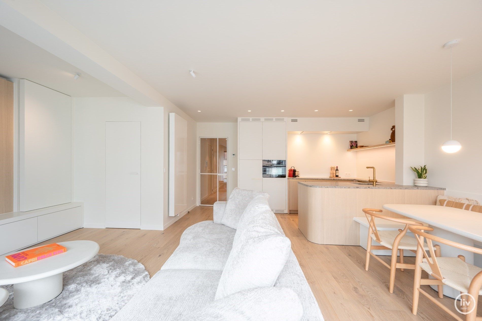   Stijlvol en luxueus gerenoveerd appartement met mooie gevelbreedte (6,47m) foto 2