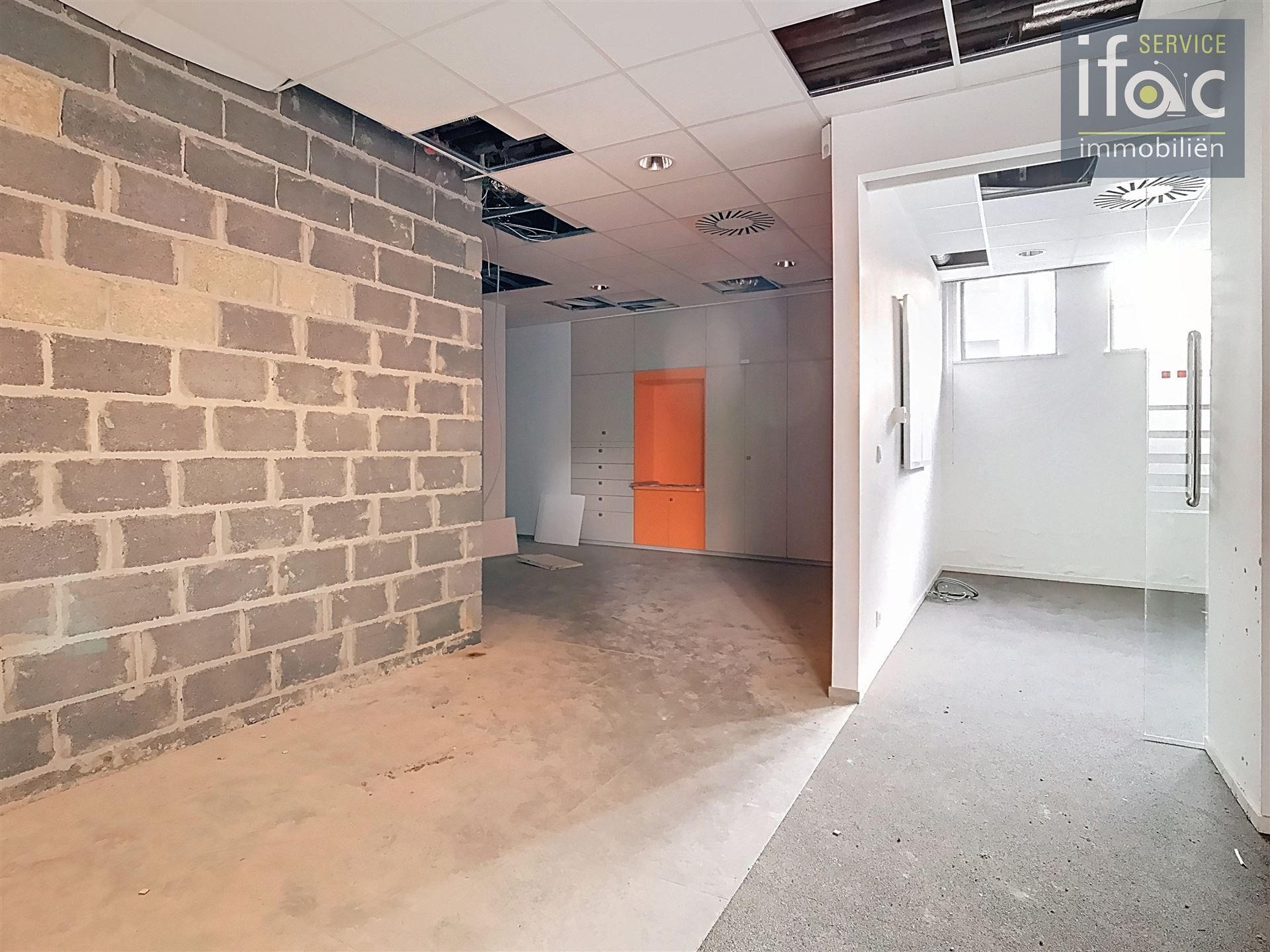 Commercieel gelijkvloers met parking foto 6