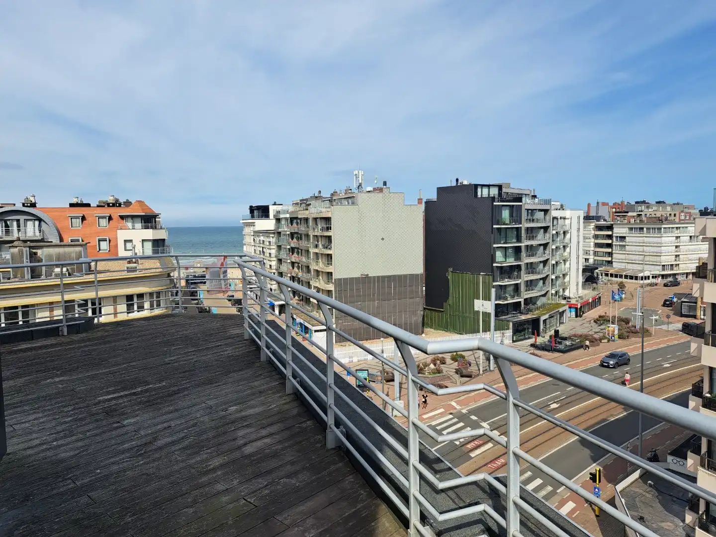 Centraal gelegen ruim  appartement TE HUUR op JAARBASIS foto 3