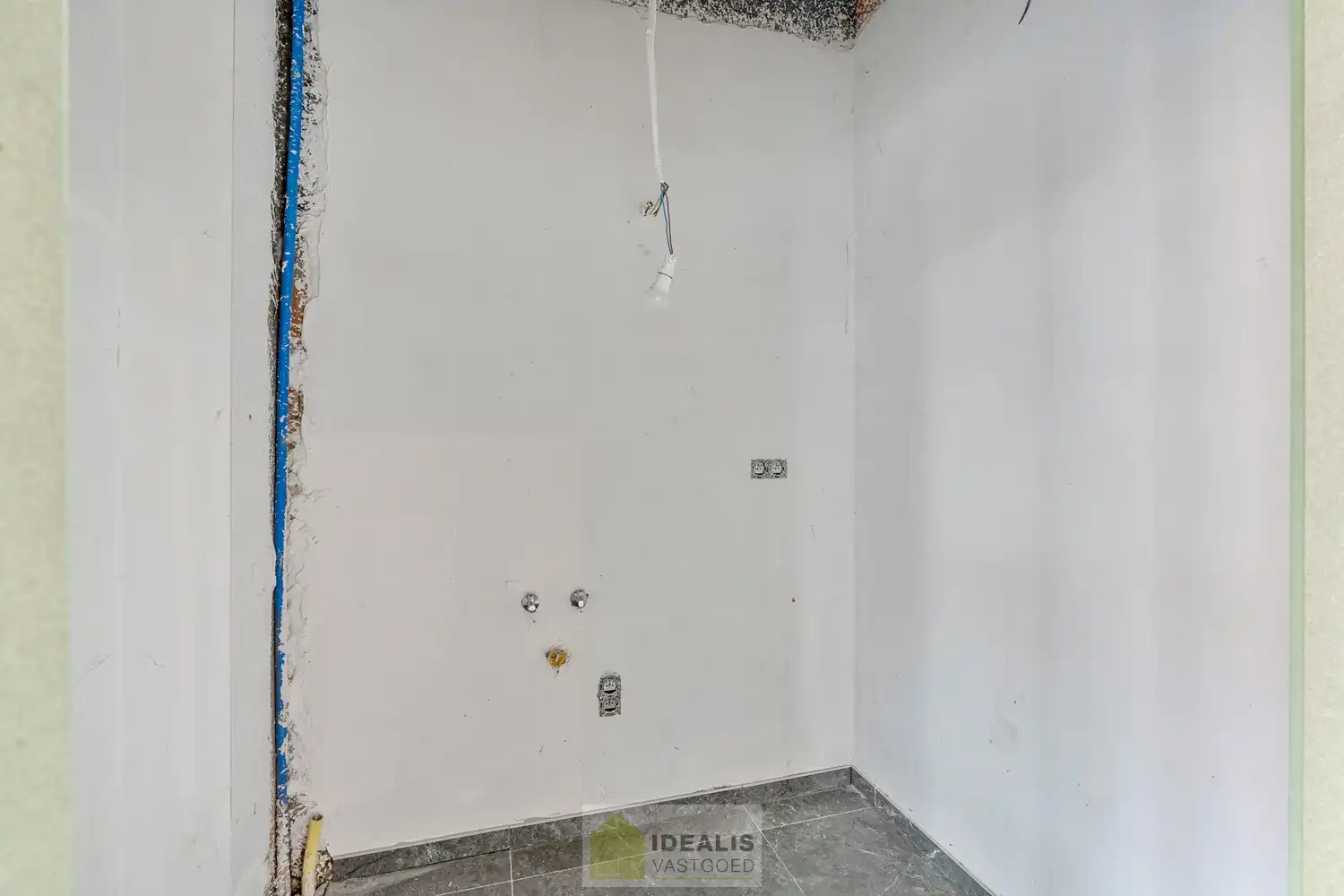 IDEALIS VASTGOED - HANDELSRUIMTE MET TAL VAN MOGELIJKHEDEN OP EEN TOPLOCATIE NABIJ HET CENTRUM VAN HEPPEN (LEOPOLDSBURG)! Dit handelspand van +- 90m² is gelegen langs de Diestersteenweg waardoor het een toplocatie is om handel te drijven met parkeergelegenheid achter het pand. Gemakkelijk te bereiken te voet, per auto én openbaar vervoer en gelegen op een absolute zichtlocatie langs een drukke doorgansweg en nog volledig naar eigen smaak af te werken en in te richten! foto 13