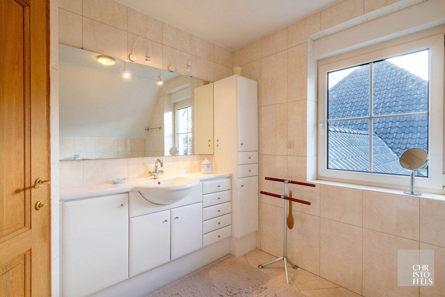 Eigentijdse villa (428m²) met zwembad en 2de woning (187m²) op perceel van 36a43ca.  foto 31