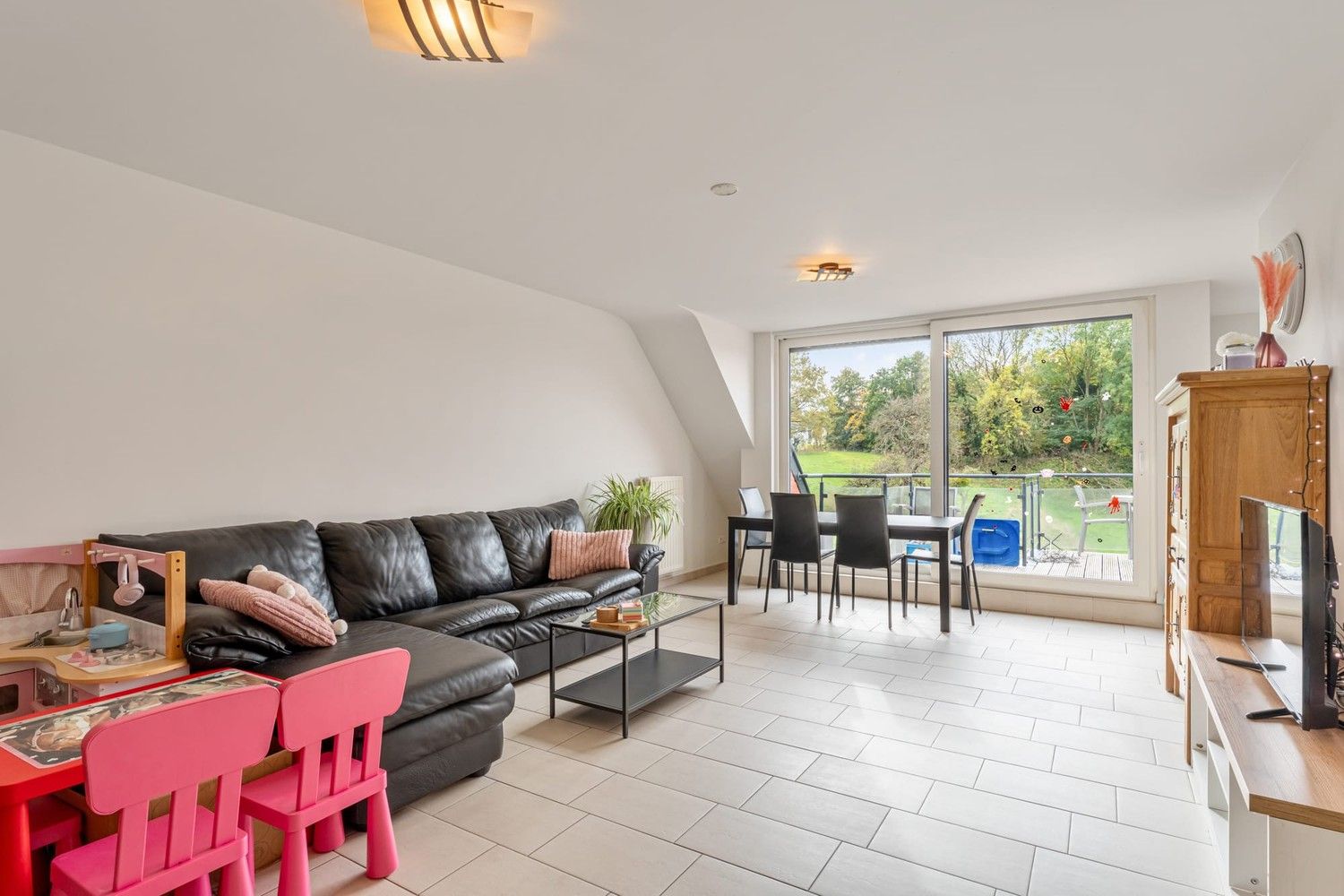 Instapklaar duplexappartement met prachtig groen zicht nabij centrum Bilzen! foto 2