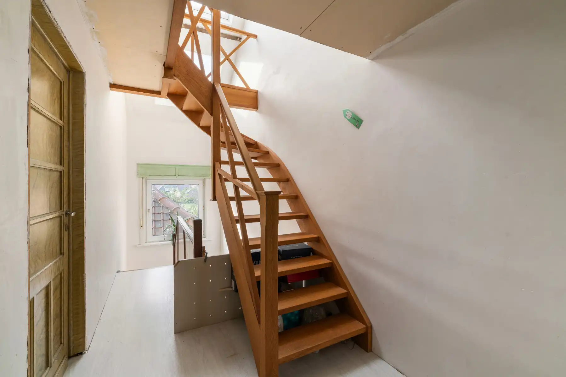 TE KOOP - deels gerenoveerde woning met 4 slaapkamers foto 13