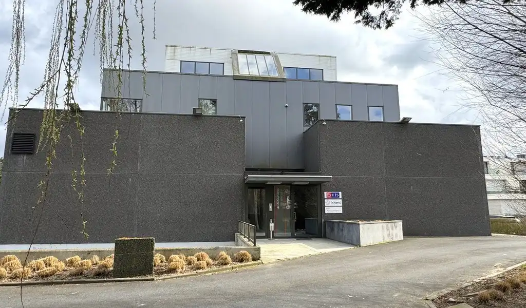 Ingedeelde kantoorruimte met visibiliteit te huur in Sint-Martens-Latem foto 2
