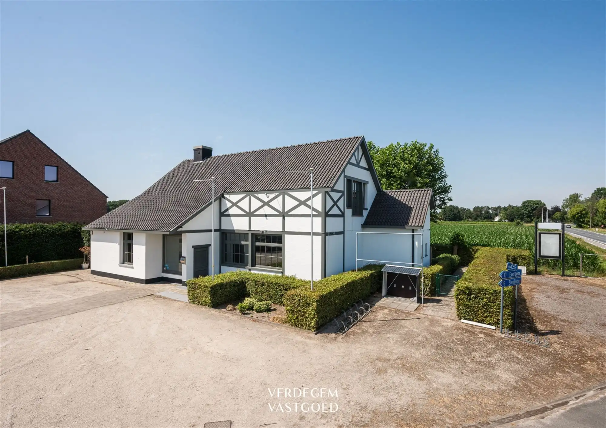 Uiterst commercieel gelegen handelspand met woonst voor horeca of kantoren foto {{pictureIndex}}