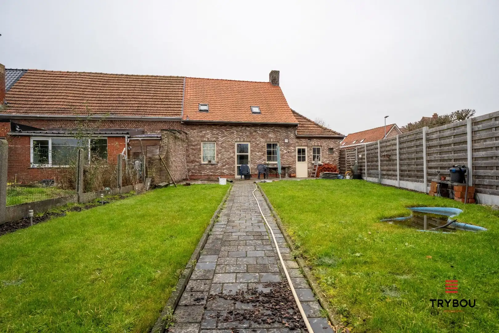 Kloeke woning met tuin, 2 garages en uitweg foto 3