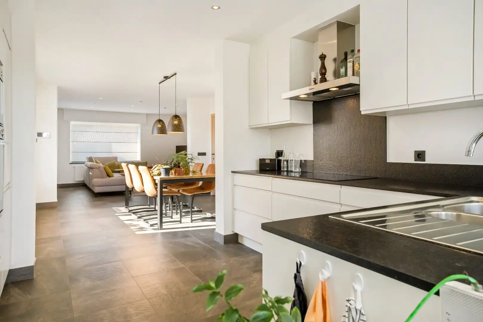 Deze prachtige woning werd 10 jaar geleden volledig gerenoveerd en biedt een moderne en comfortabele leefomgeving. foto 8
