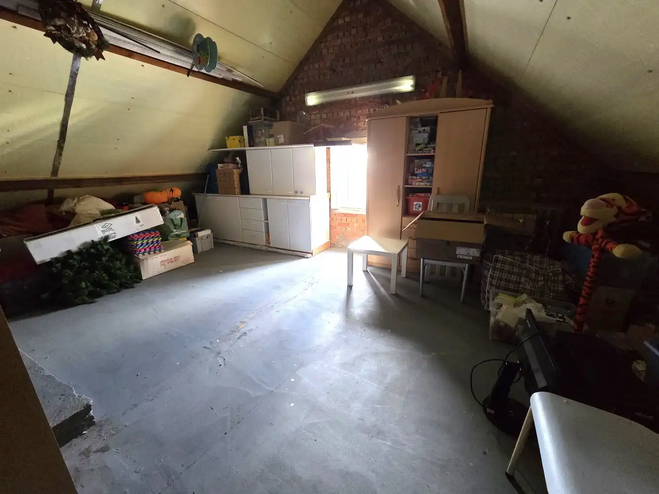 Ruime woning met 3 ruime slaapkamers en bureau, grote zolder en achterliggend weiland foto 19