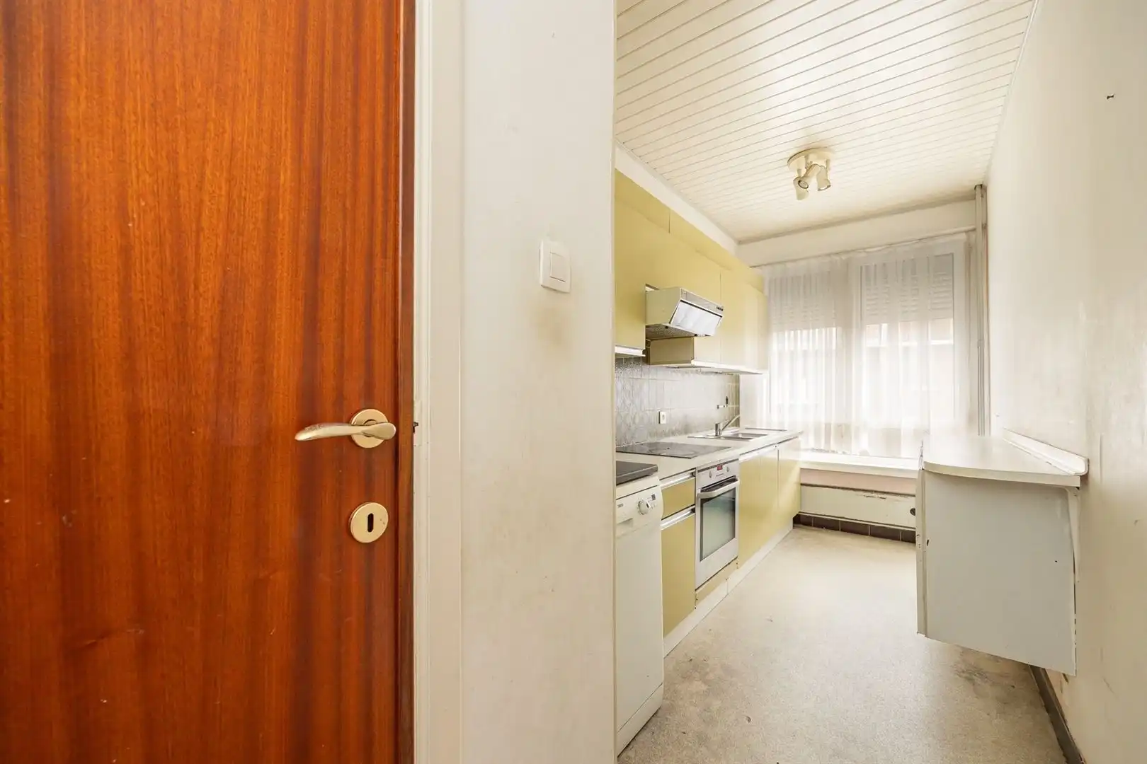 Ruime gezinswoning met zonnige tuin en renovatiepotentieel foto 15