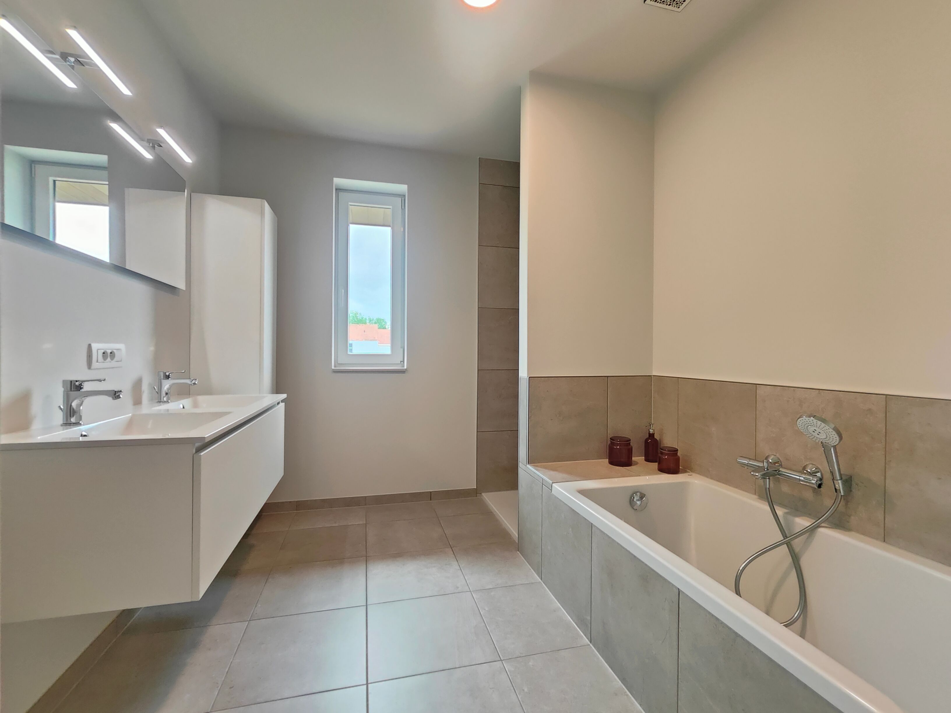 Nieuwbouw half-open woning te koop vlak aan de duinen en het strand, in een rustige woonwijk te Oostende, nabij natuurgebieden. foto 12