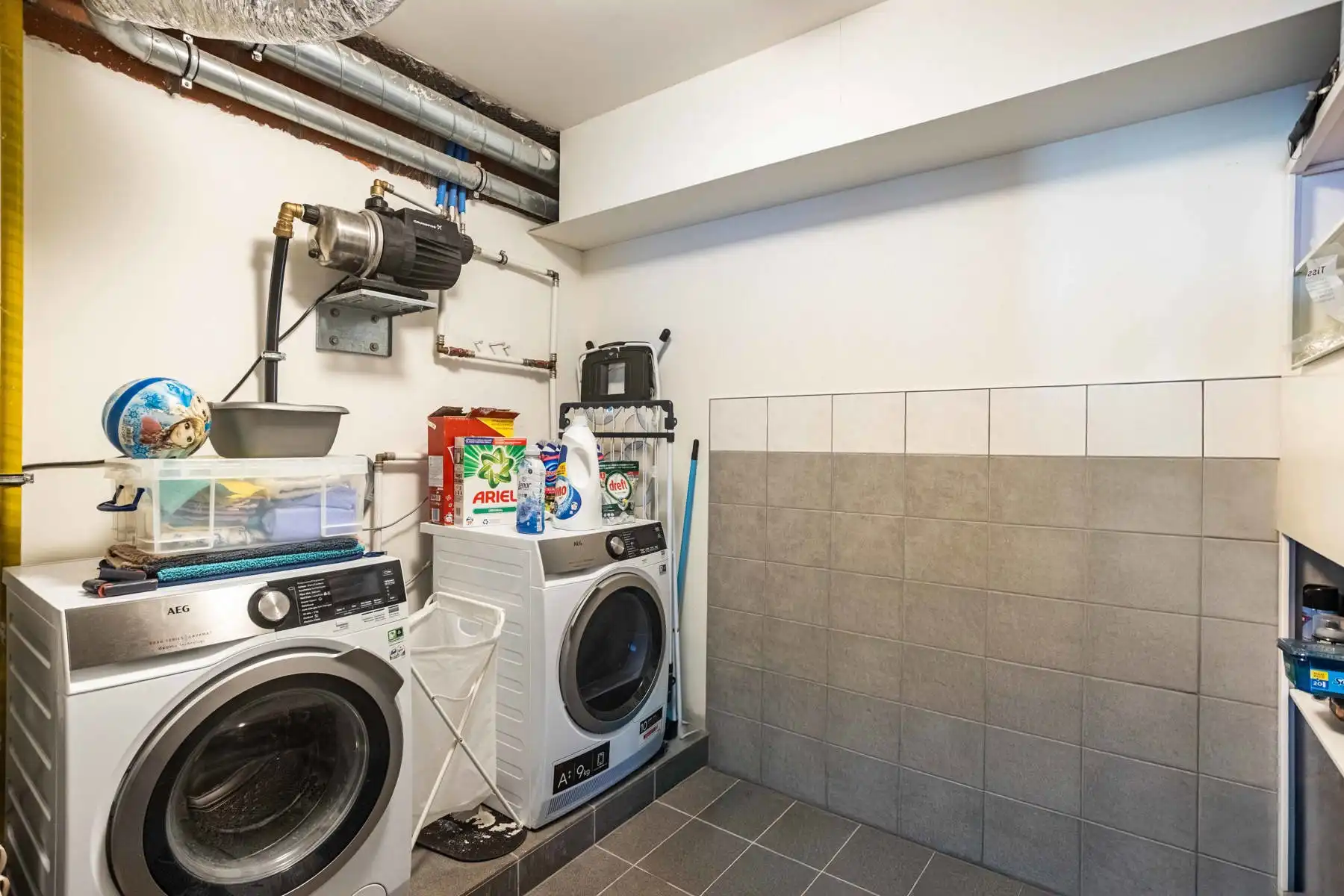 Instapklare recente woning met 4 slaapkamers en 3 badkamers! foto 9