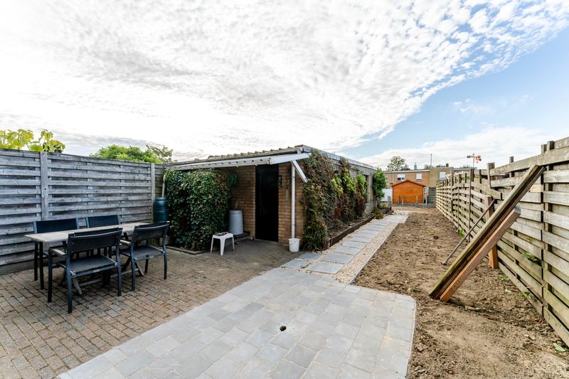 Roeselare-stadsrand. Uiterst verzorgde en goed gelegen woning met 3 slaapkamers en aparte ingang garagestraat. Gunstig EPC & conform elektriciteitsattest ! foto 17